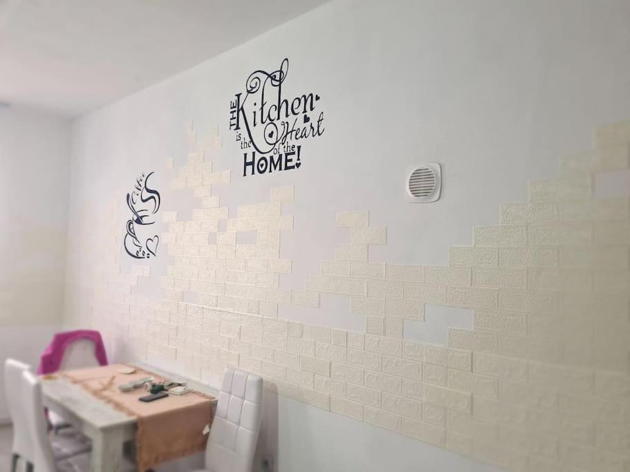 Mural Art Apartament Petroşani Esterno foto
